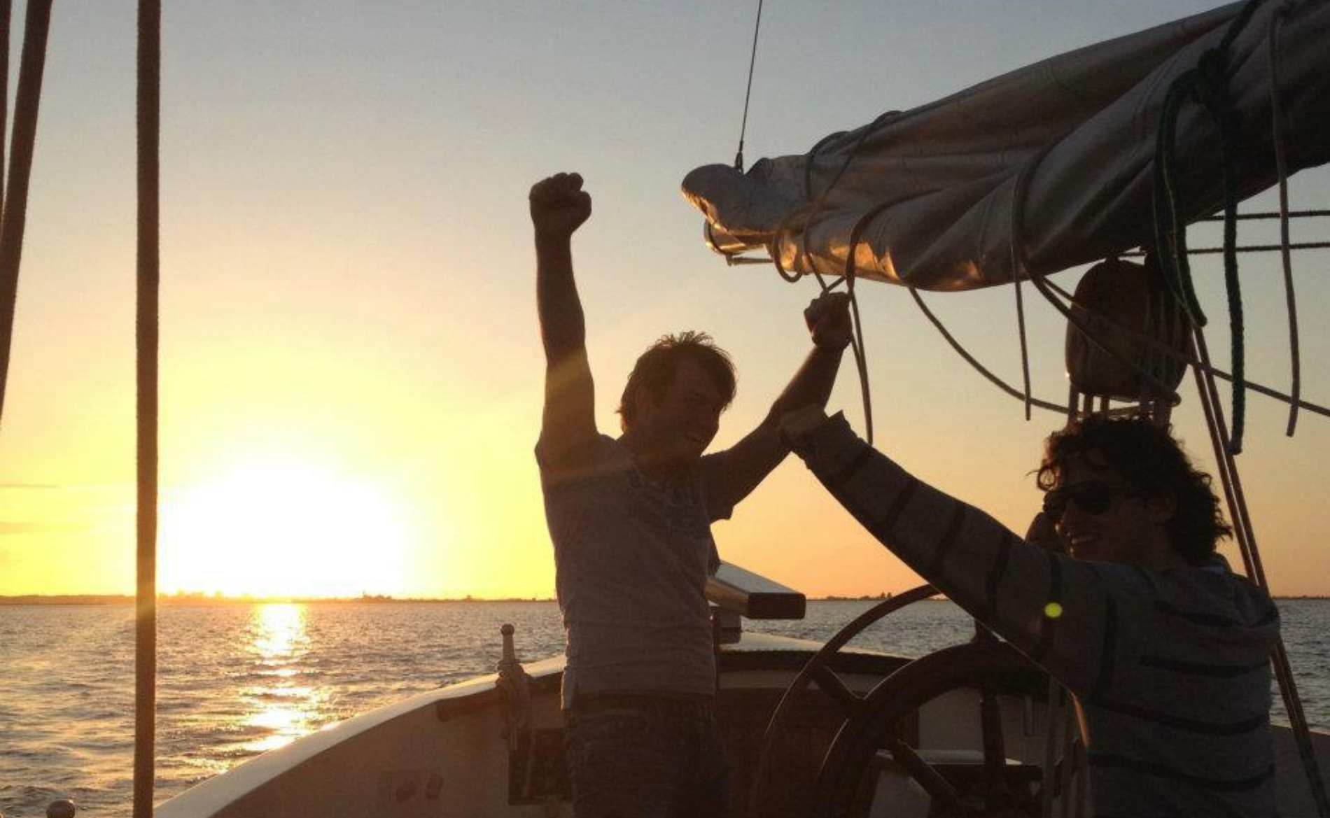 zeilen bij zonsondergang